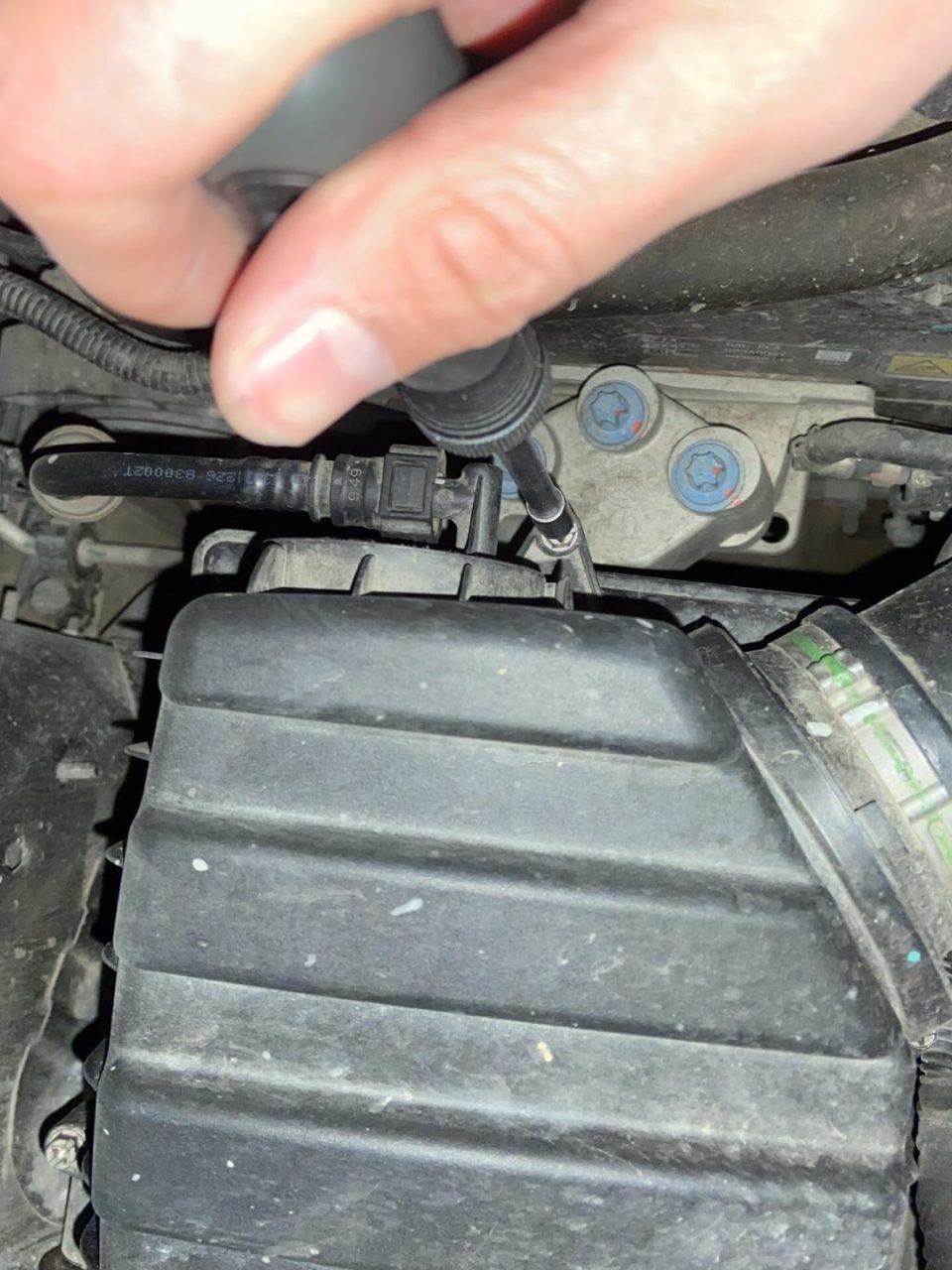 Jeep Freeman manually updates the air filter element