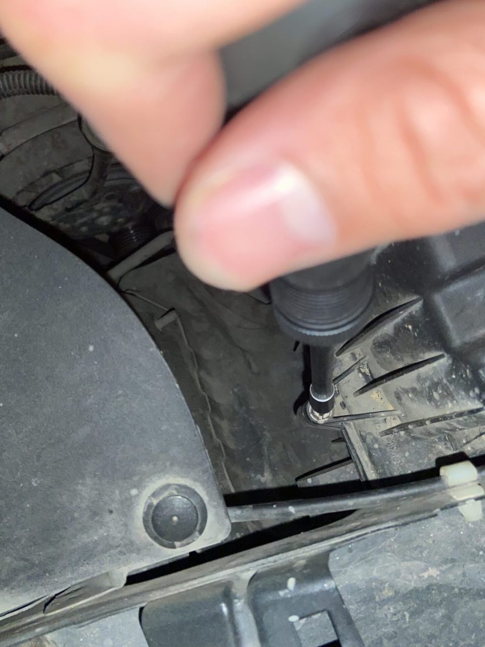 Jeep Freeman manually updates the air filter element