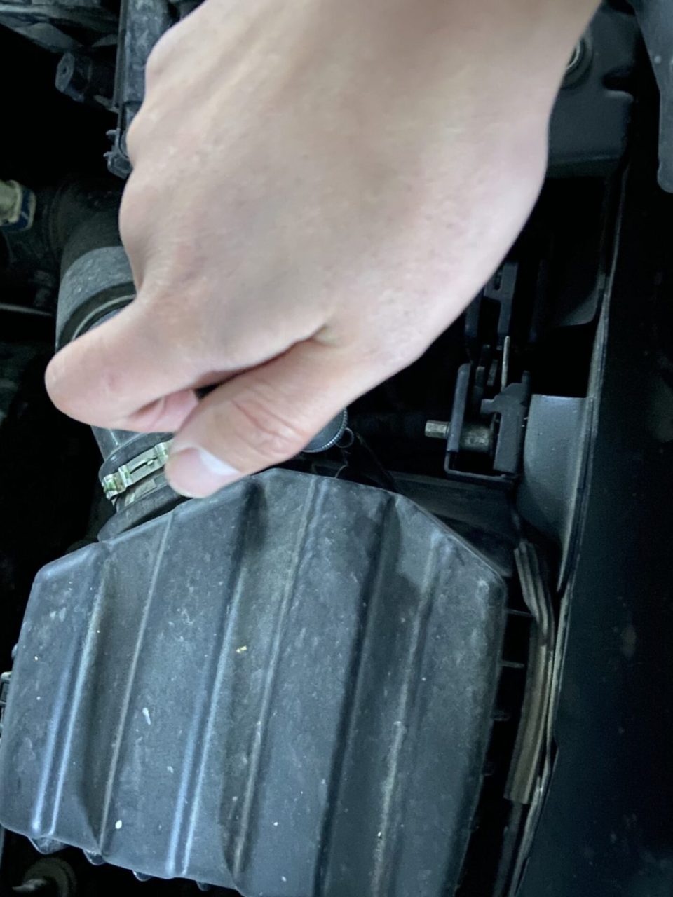 Jeep Freeman manually updates the air filter element