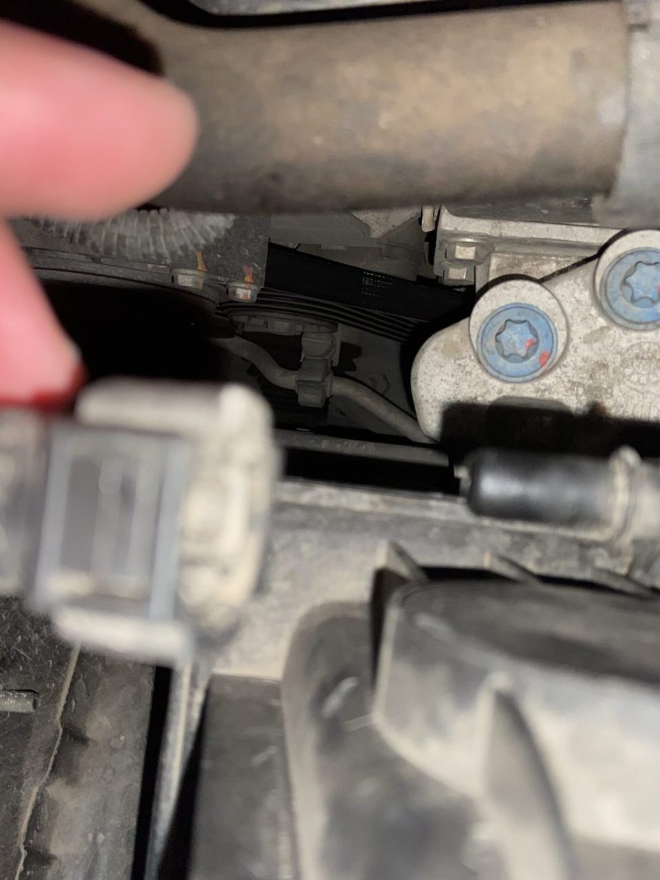 Jeep Freeman manually updates the air filter element